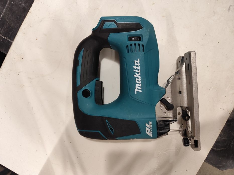 Безчетков акумулаторен прободен трион зеге Макита Makita DJV182 18V