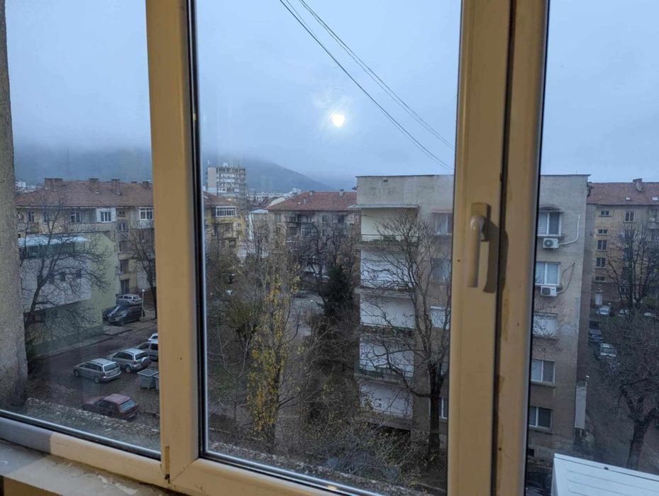 Дава се под наем Едностаен апартамент в Враца, Център - 46 кв.м за 153 € - Снимка #2