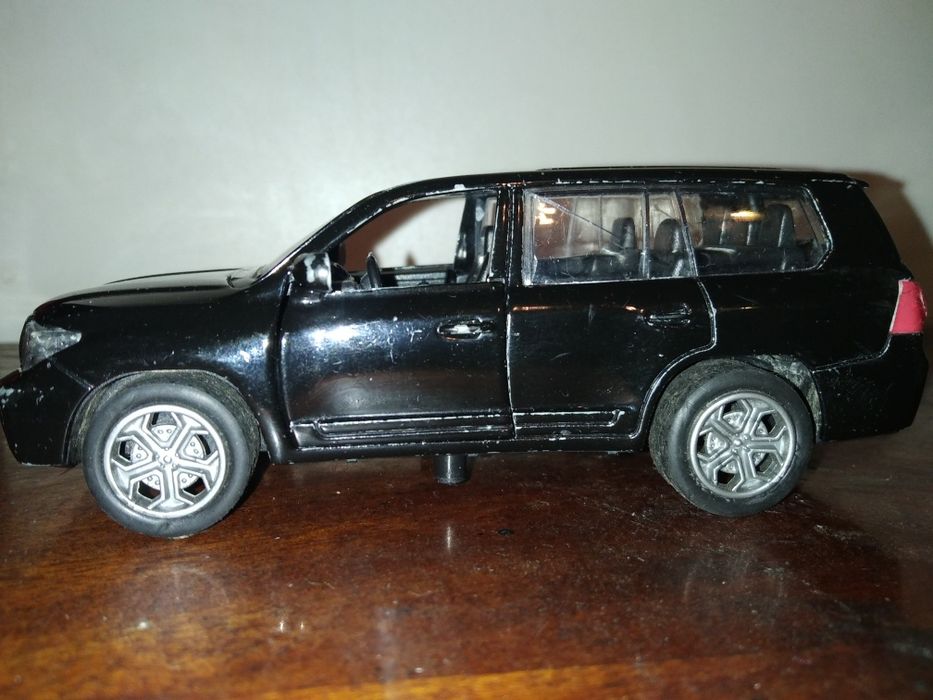машинка land cruiser 200