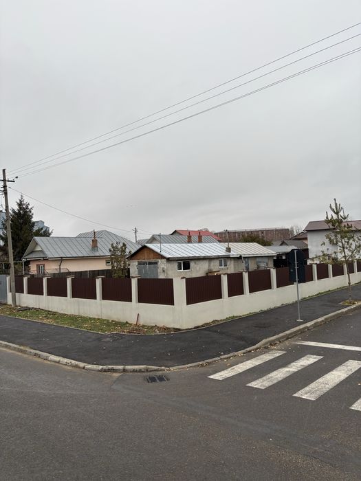 Vând teren în zonă bună cu 2constructii pe el.Pret fix