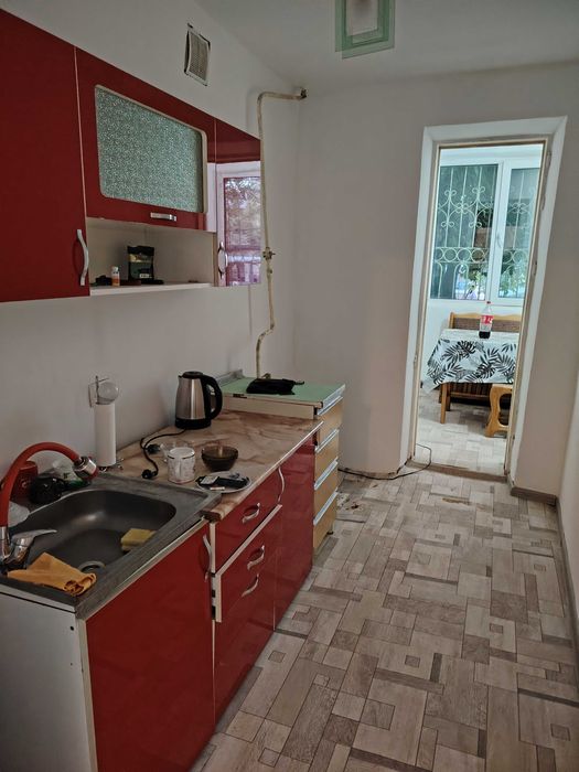 Квартира 2 комнатная, в 2 этажном доме. Первый этаж.