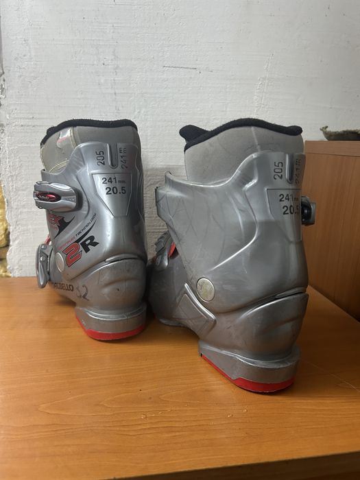 Vând schiuri, clăpari, căști+ochelari