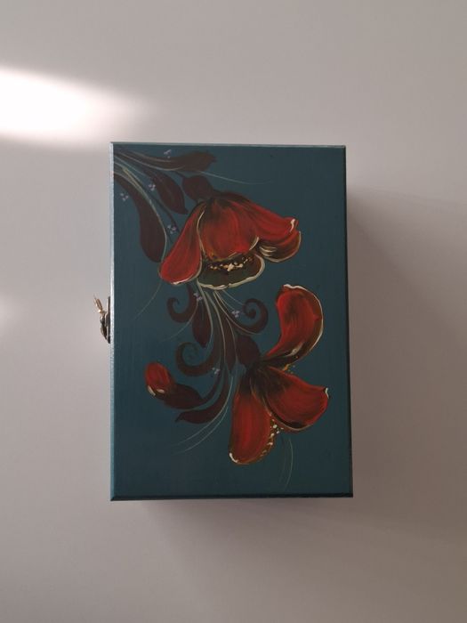 Cutie din lemn, pictata manual (noua)