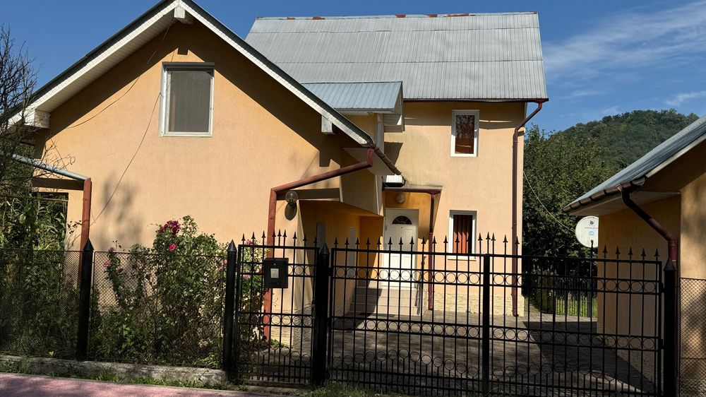 Casă din cărămidă cu garaj | 500 mp teren | zonă centrală și liniștită