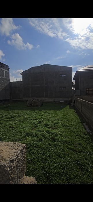 Yer sotiladi 10 sotux 2ta 5 dan yonma yon metroga yaqin joy