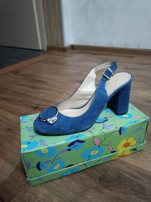 Босоножки замшевые