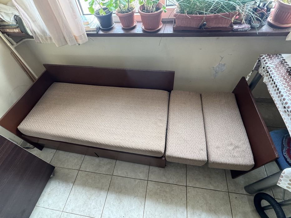 Малък разтегателен диван
