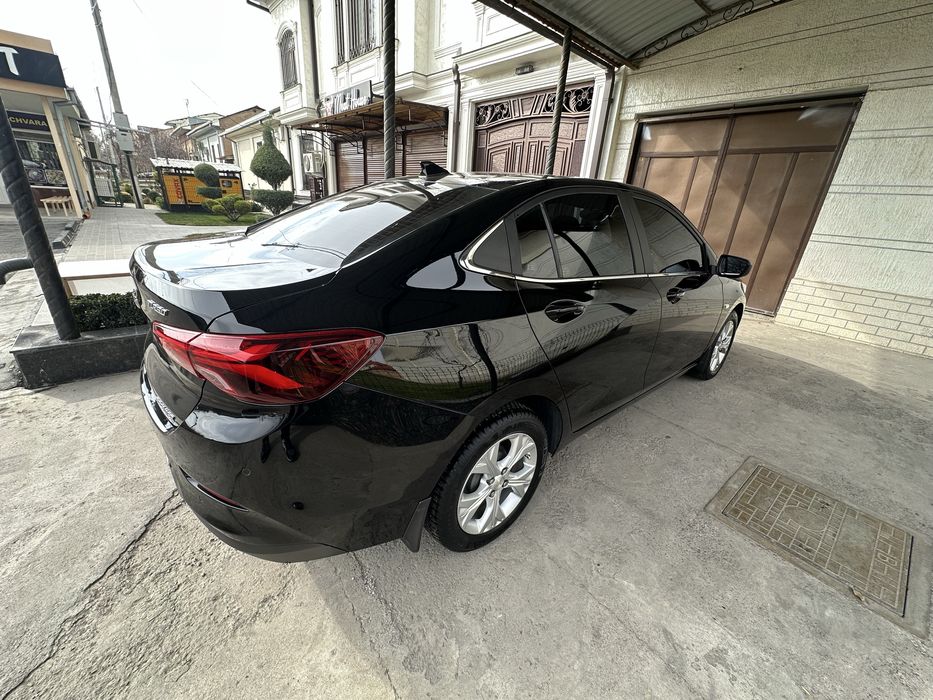 Chevrolet Onix Premier - 1 хозяин в идеальном состоянии срочно