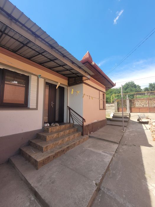 Vând casa în Pestisul Mare utilități și imbunatatiri
