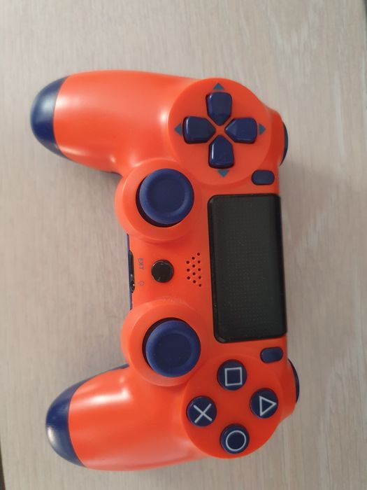 PS 4 cu 2 controale și 7 jocuri