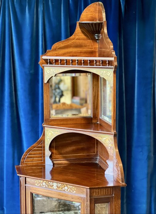 Colțar vitrină din lemn masiv, piesă de mobilier de epocă, datând din secolul XIX