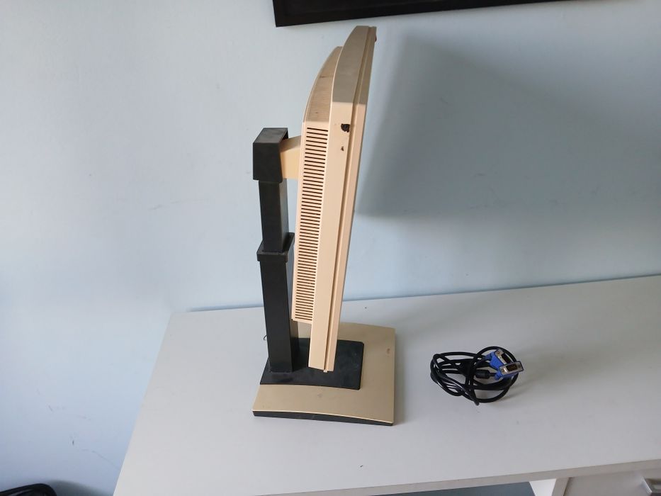 Стар компютърен монитор Fujitsu Siemens