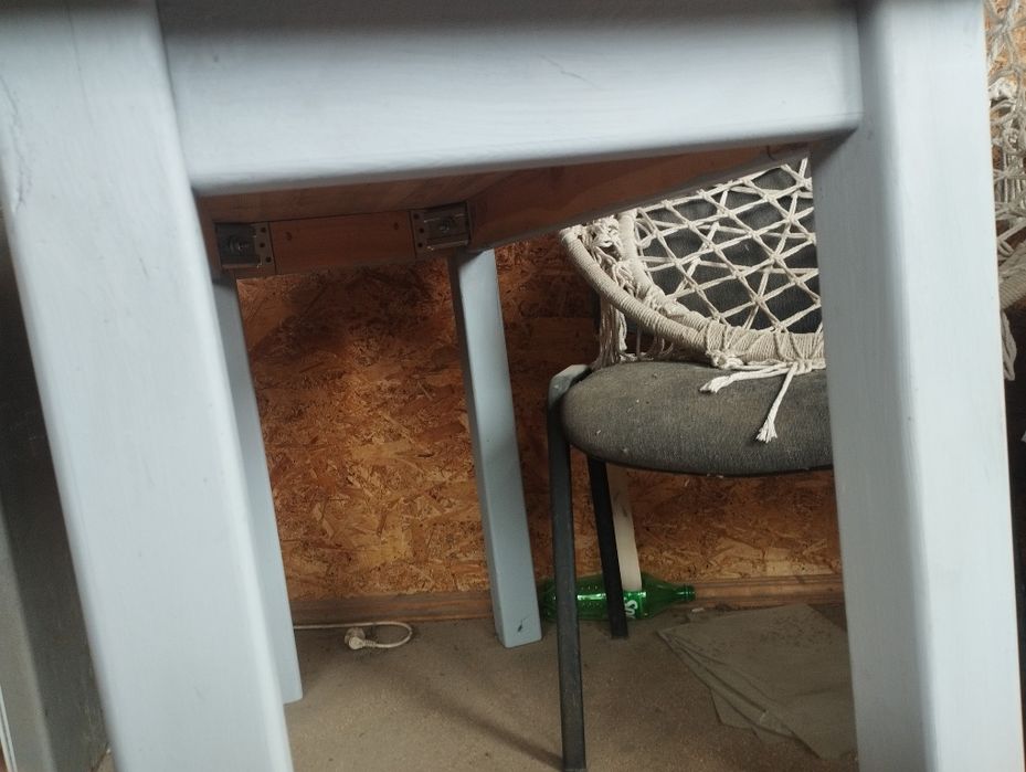 Стол из массива дерева.