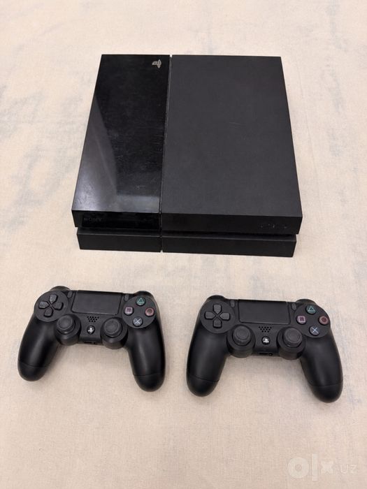 PlayStation 4 + 2 джойстика + 5 игр