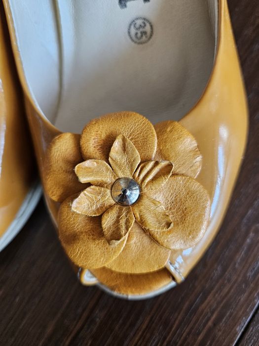 Дамски кожени сандали