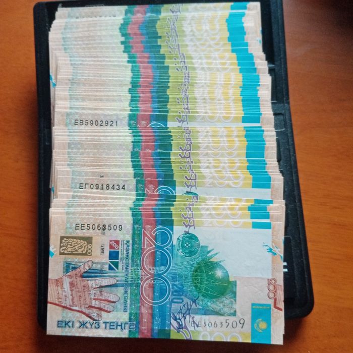 Купюры достоинством 200 тенге