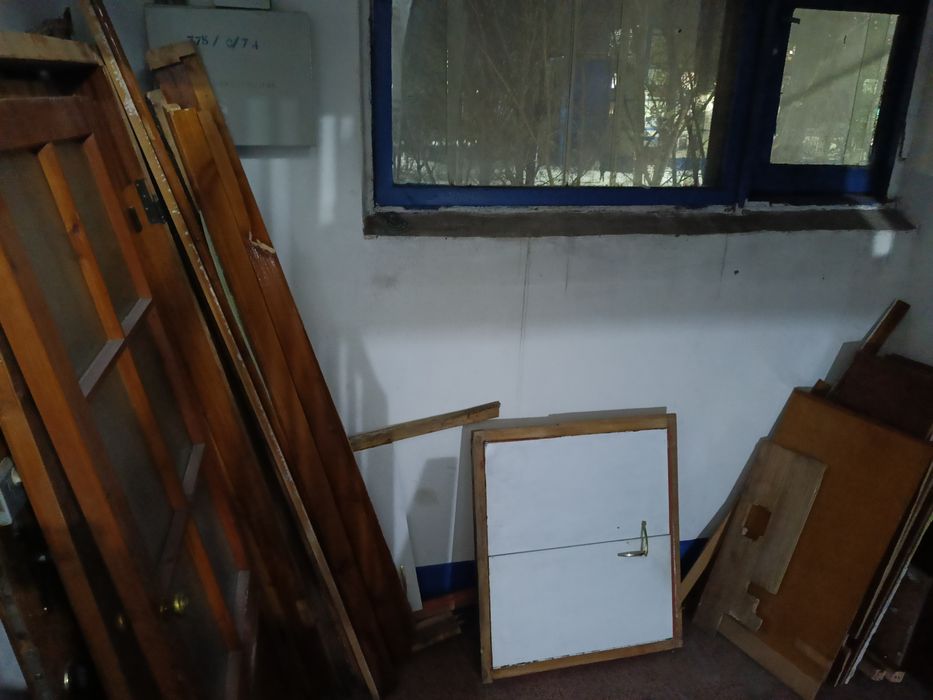 Дверь и доски на дрова