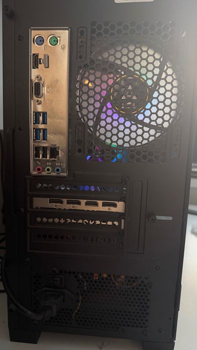 Геймърски компютър- ryzen 5 5600/RX 6600