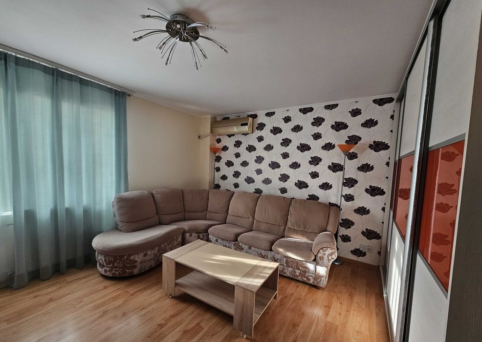 Vand apartament 2 camere, Compozitori