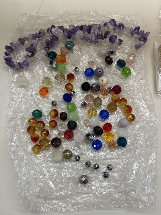 Естествени камъни и материали за гривни и бижута