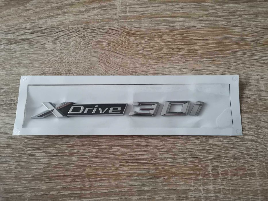 сребрист надпис BMW Xdrive 30i