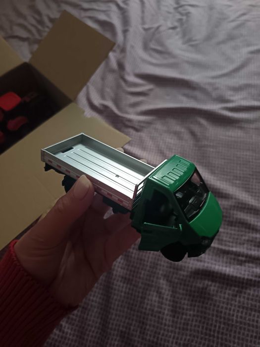 Vând mașinuțe metalice