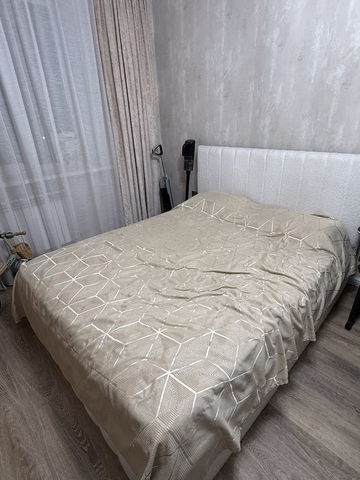 Продам двухспальную кровать с матрасом