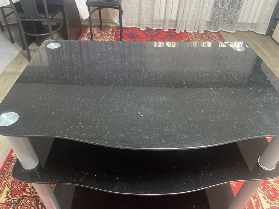 Стеклянная тумбочка под телевизор