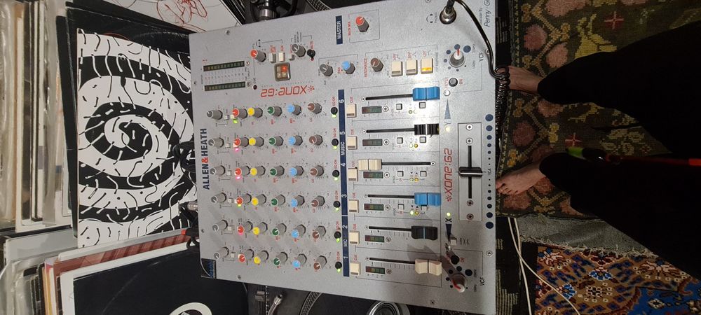 Inchiriez boxe in regim DJ/muzica