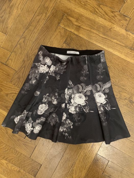 Fustă scurtă cu flori