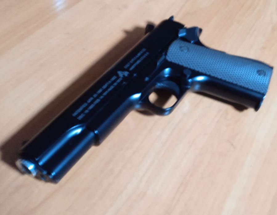 Пистолет стреляет  с точностью