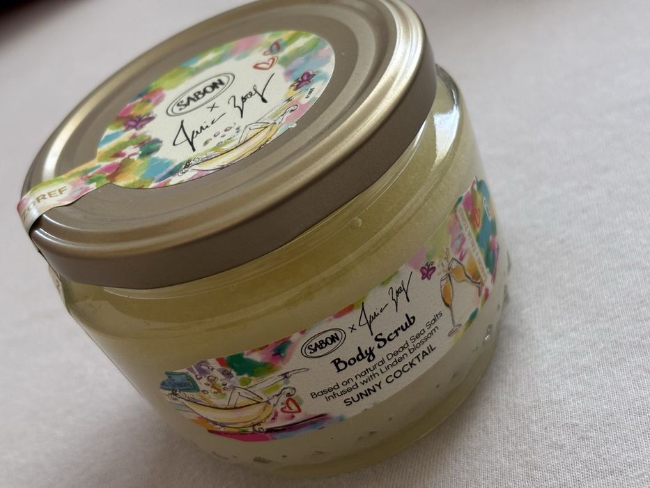Scrub de corp SABON x Talia Zoref Sunny Cocktail 320 g – exfoliant cu săruri din Marea Moartă