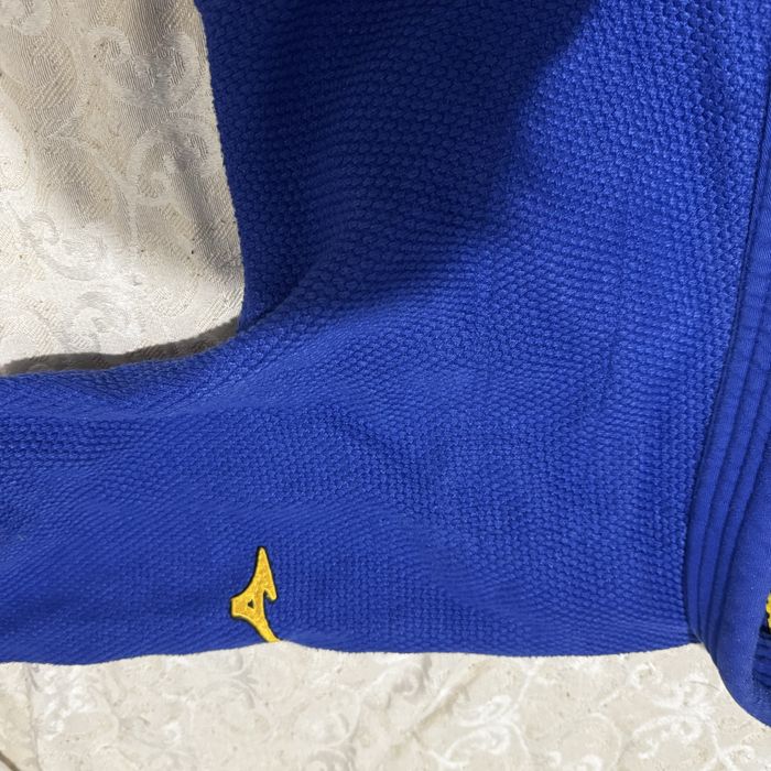 Продам кимано дзюдоги мизуно 750 грам