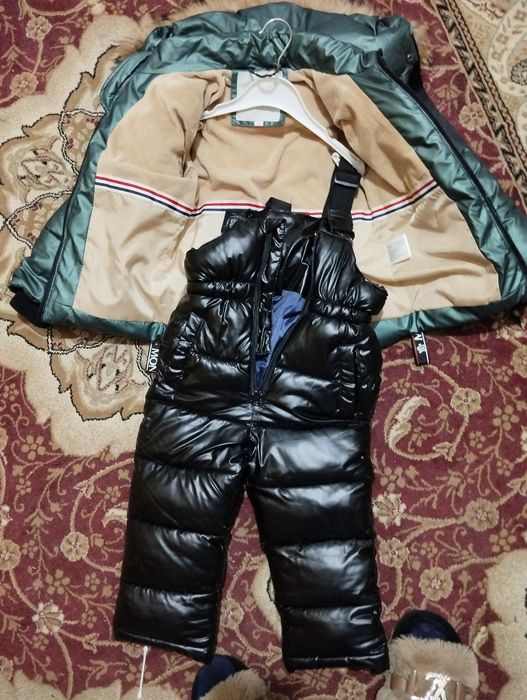 Продам детский зимний комбинезон подходит для девочки и мальчика