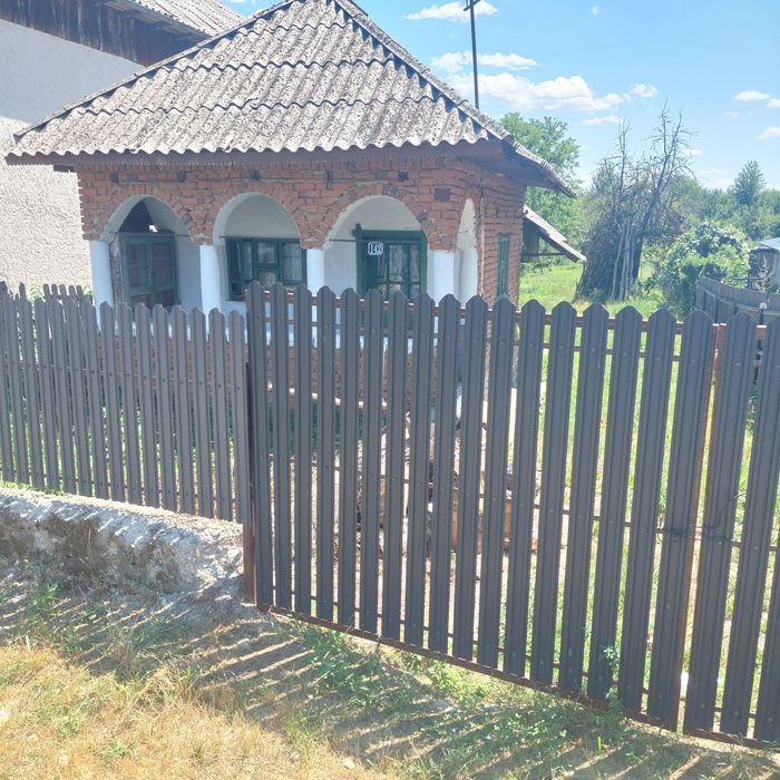 Vând casa cu terenul aferent 1200