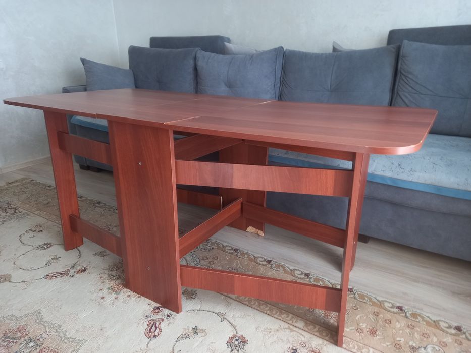 Продам стол книшка для гостиной