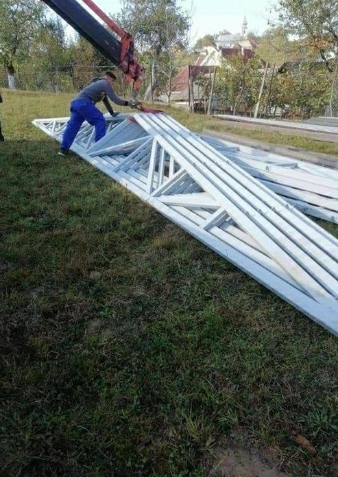 Vans hala metalica de 33×12×4 se montează pe șuruburi