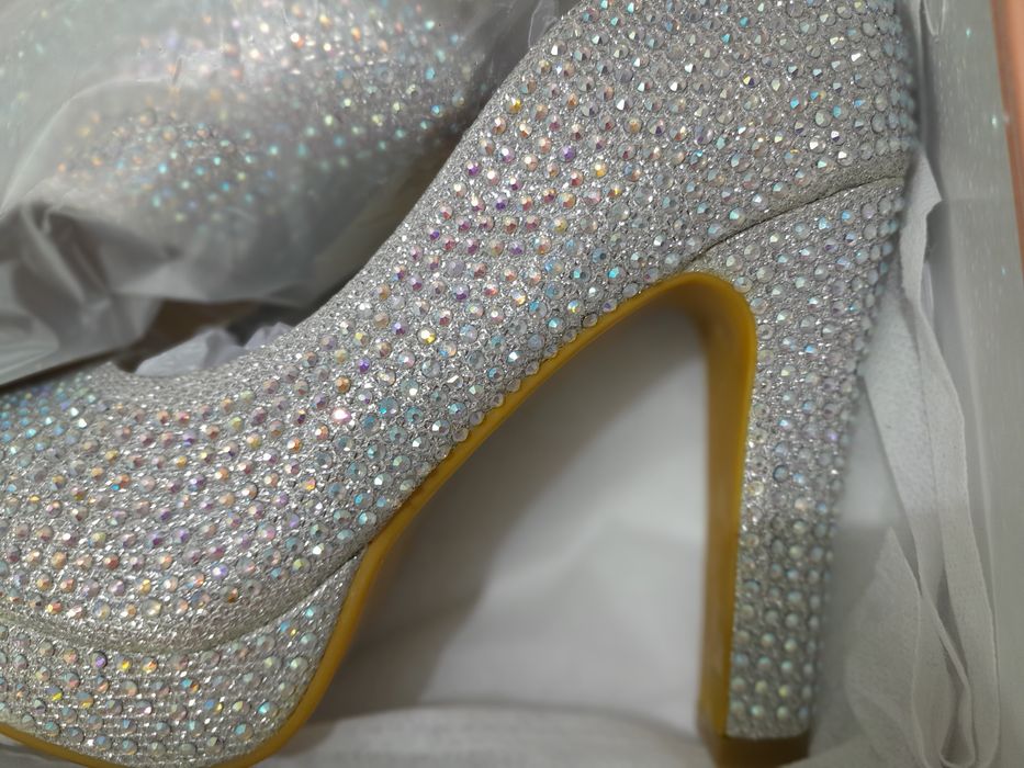 Туфли усыпанные камнями