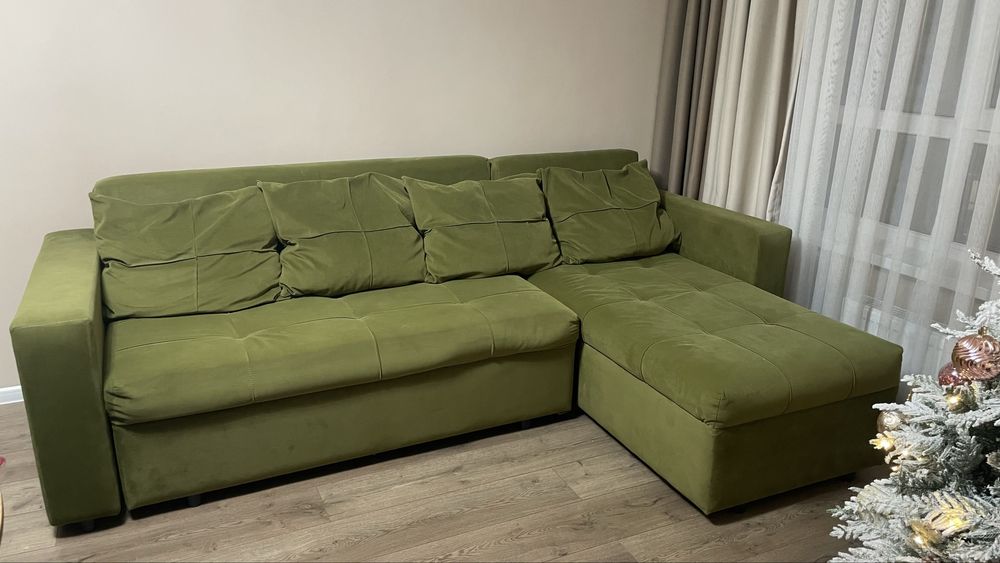 Диван в зеленом бархате