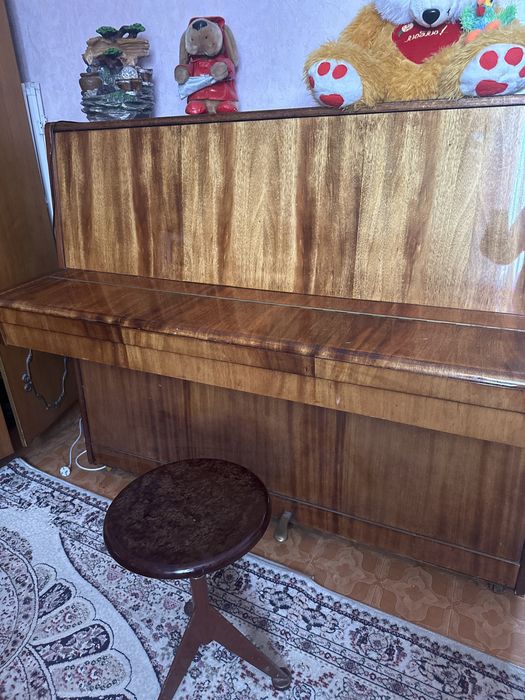 Продается пианино.  Стульчик для него