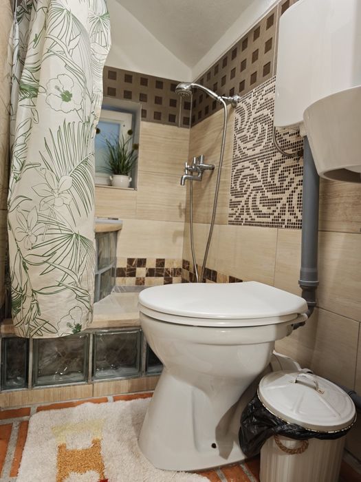 Închiriez apartament 2 camere la casă curte comuna, semicentral — fotografia 3