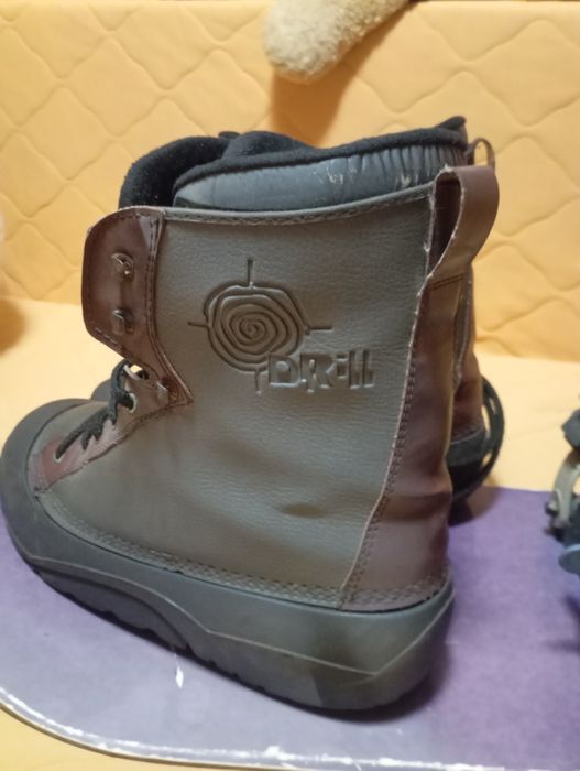 Сноубордная доска и ботинки.