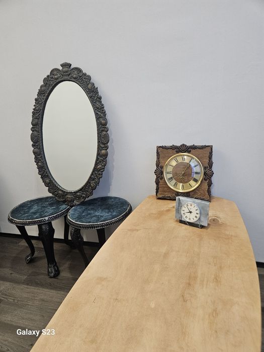 Продам кресло часы зеркало со стульями стол.