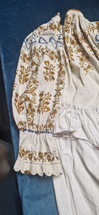 Costum popular  vechi cusut cu mătase