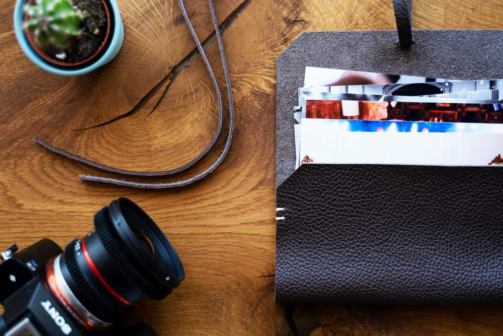 Stick USB lemn, husă de piele pentru fotografi si videografi nunti