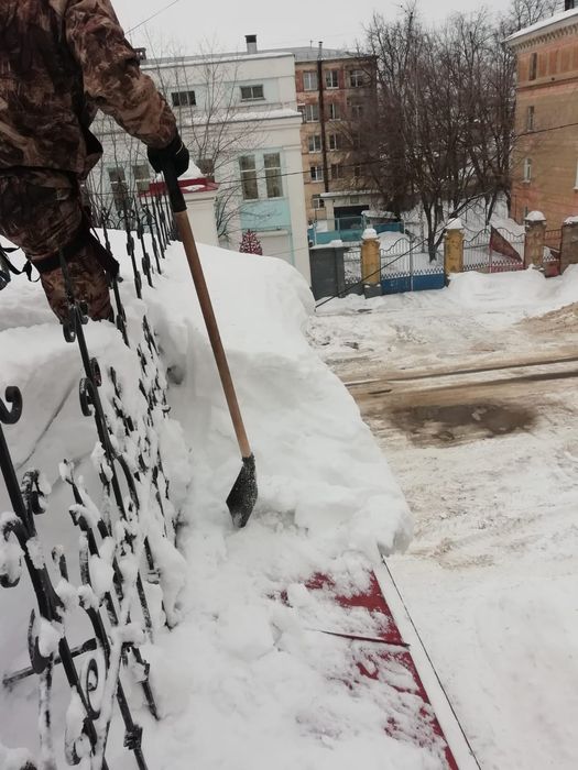 Альпинист чистка снега