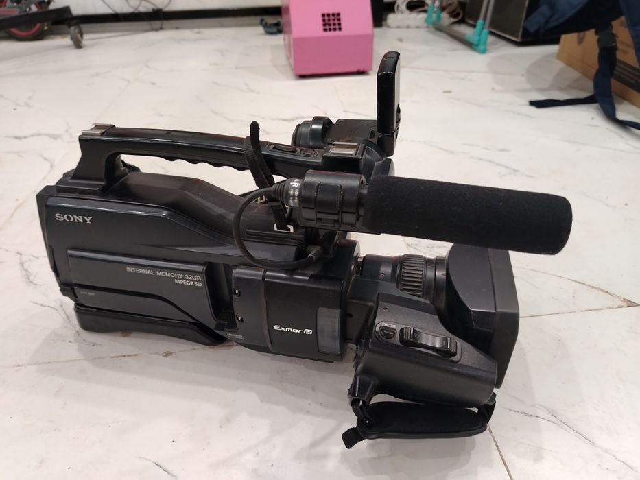 Видео камера Sony со штативом