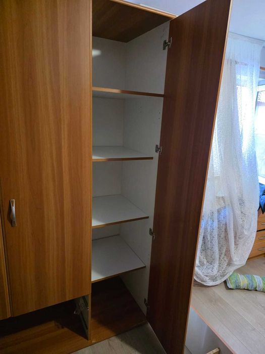 Set dormitor: pat dublu cu corp superior și dulap cu oglindă