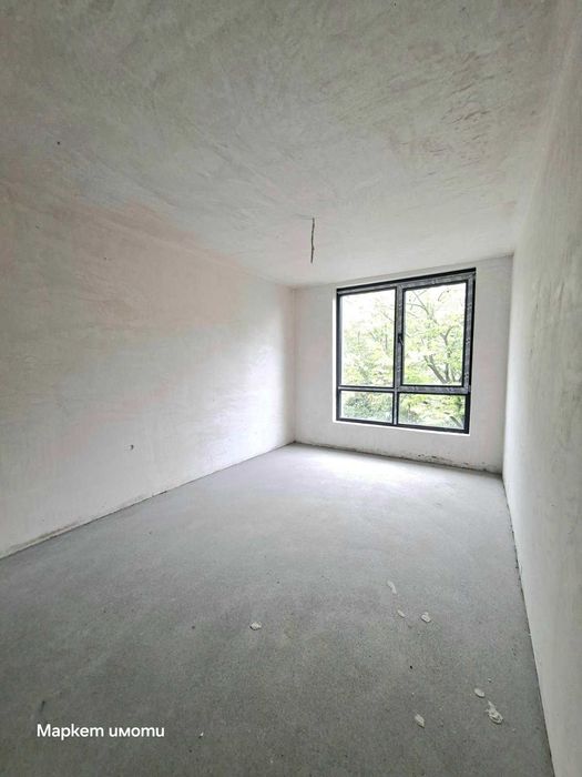 Три стаи с бокс, Езикова гимназия