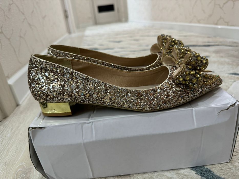 Золотистые туфли